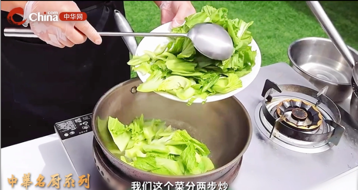 菜分两步炒,第一步先把菜帮放入锅里